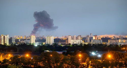 Kyiv sotto attacco giorno e notte: cambia la strategia russa dei droni